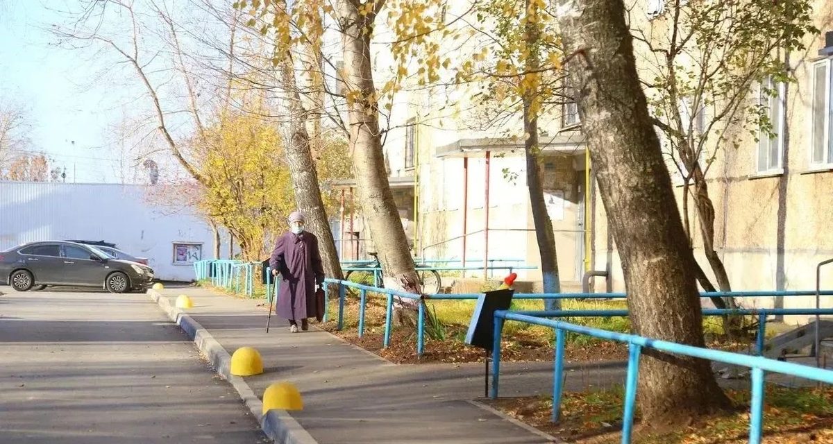 Во дворах на Автозаводской и Фруктовой сделали новые тротуары, на Фруктовой — просторную парковку