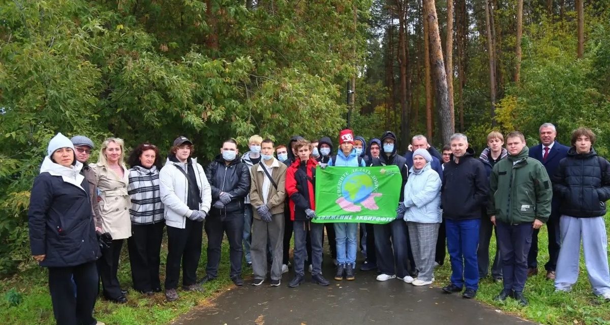 Студенты техникумов и представители храма убрали Ворошиловский лес