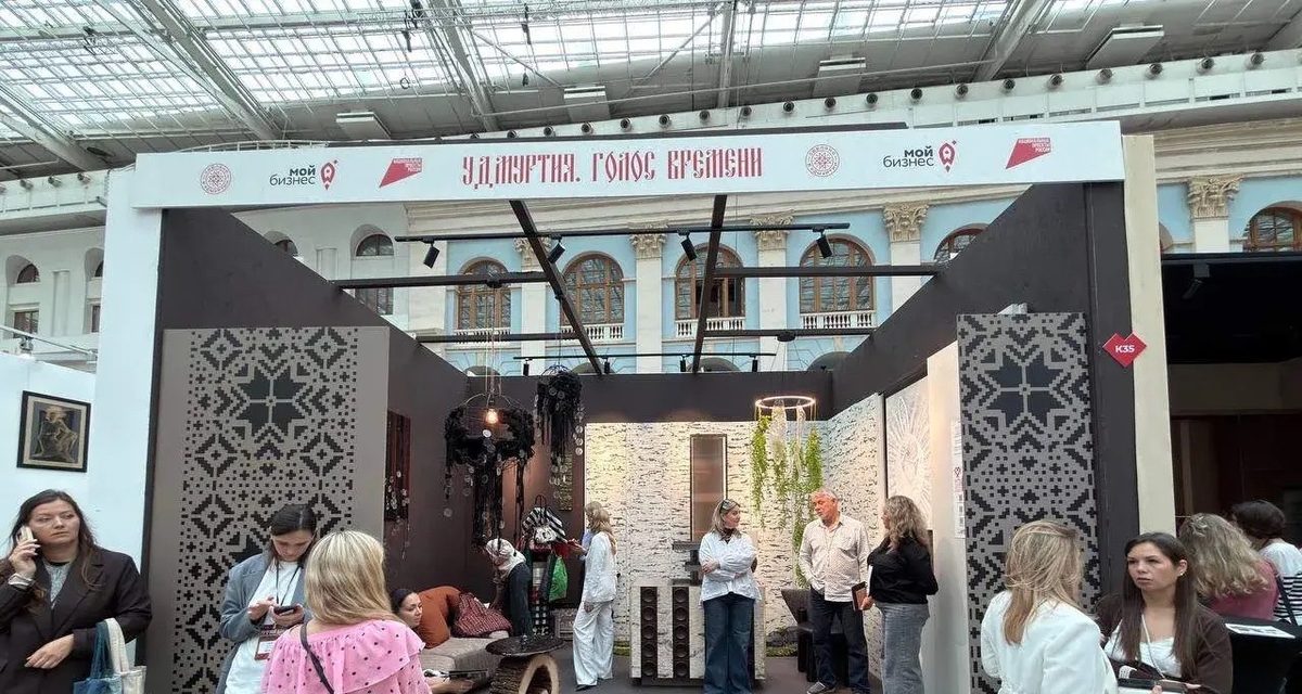 Семь компаний из Удмуртии показали в Москве мебель и декор с традиционными мотивами