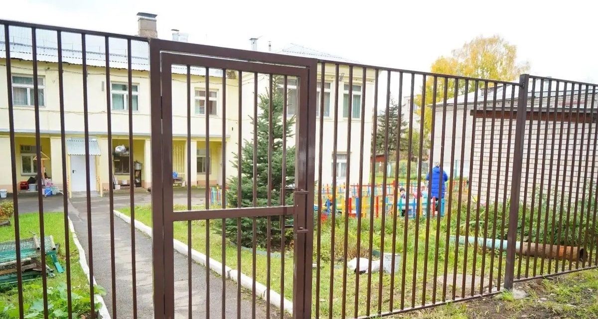 В Ижевске меняют заборы у детсадов №71 и №285 за 9,2 млн рублей